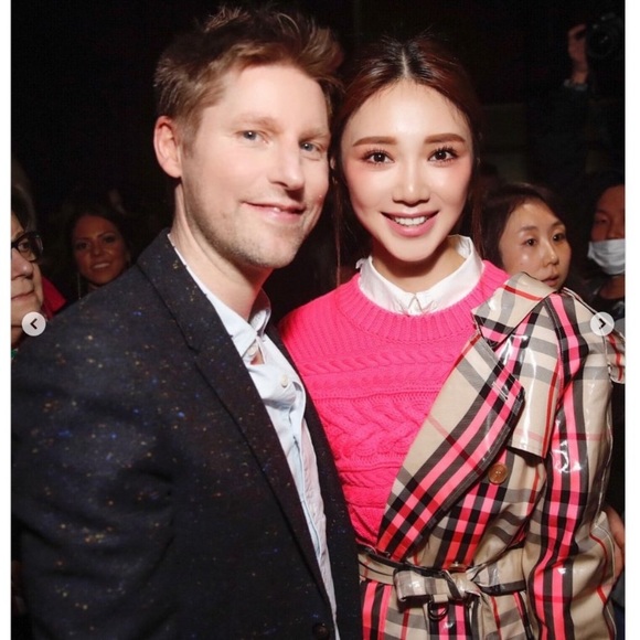 Burberry Runway laminated trench coat. US 4 - Picture 17 of 17